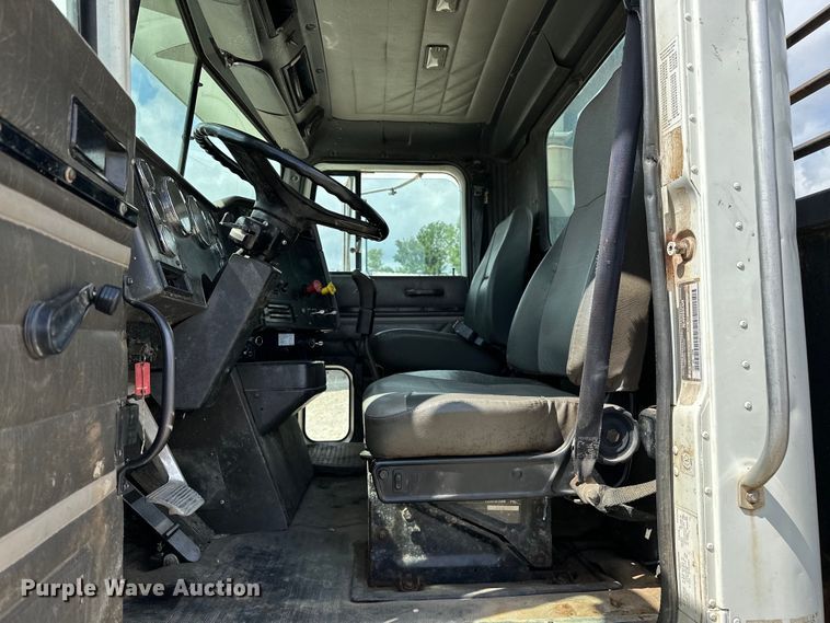 image for item EJ4365 1998 International  9100 flatbed truck