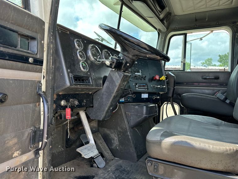 image for item EJ4365 1998 International  9100 flatbed truck