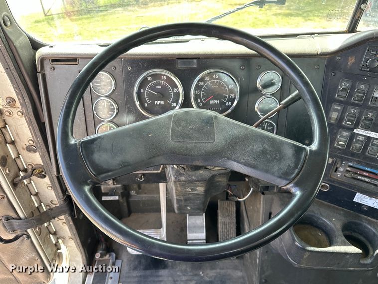 image for item EJ4365 1998 International  9100 flatbed truck