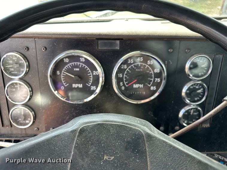 image for item EJ4365 1998 International  9100 flatbed truck