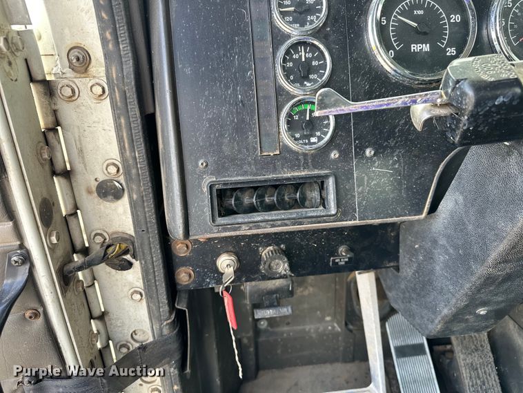 image for item EJ4365 1998 International  9100 flatbed truck