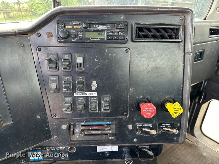 image for item EJ4365 1998 International  9100 flatbed truck