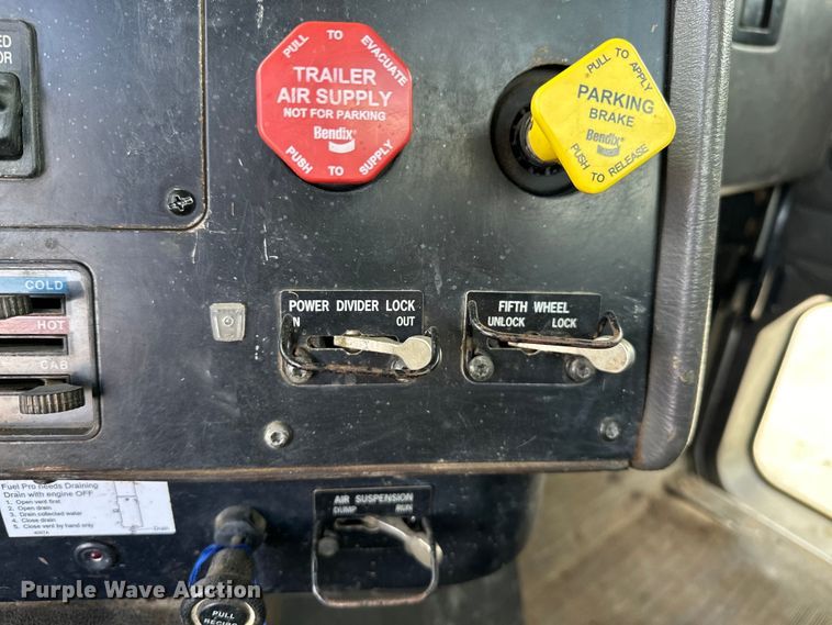 image for item EJ4365 1998 International  9100 flatbed truck