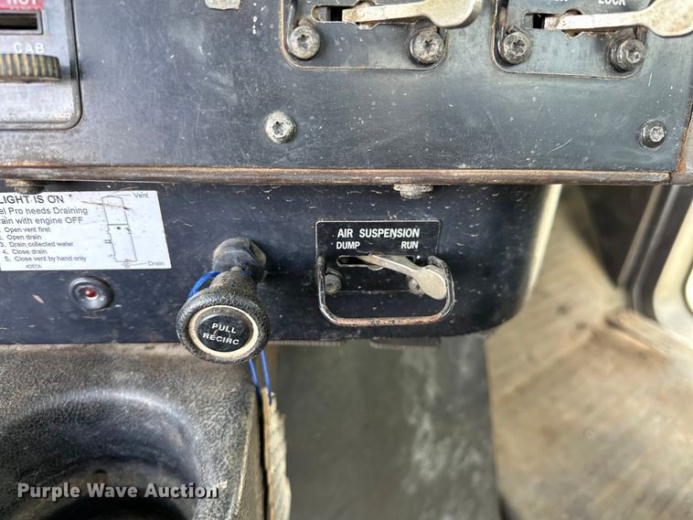 image for item EJ4365 1998 International  9100 flatbed truck