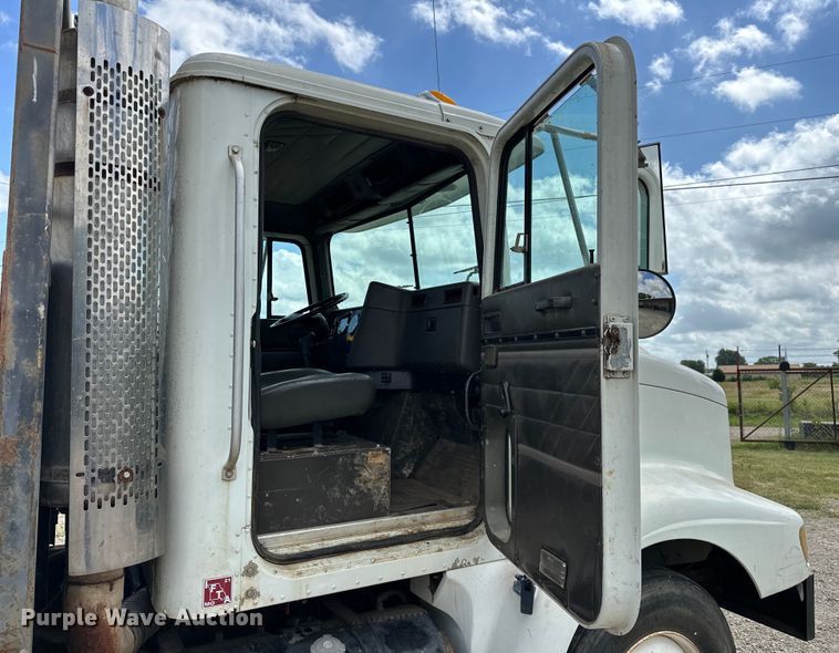 image for item EJ4365 1998 International  9100 flatbed truck