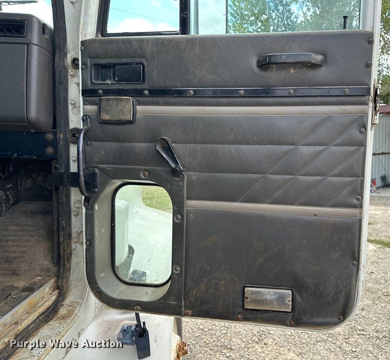 image for item EJ4365 1998 International  9100 flatbed truck