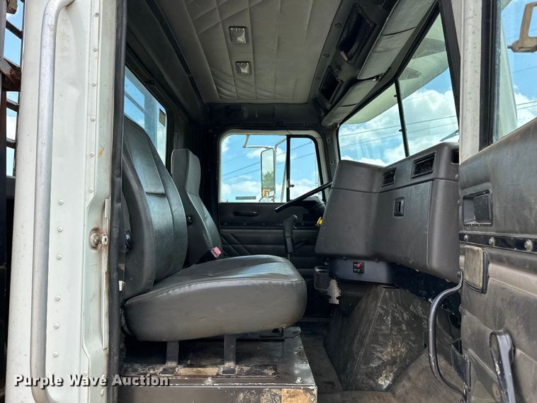 image for item EJ4365 1998 International  9100 flatbed truck