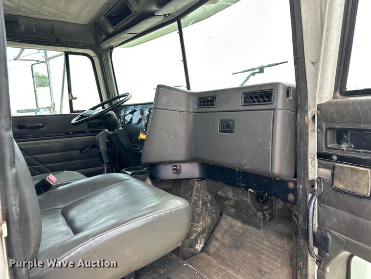 image for item EJ4365 1998 International  9100 flatbed truck