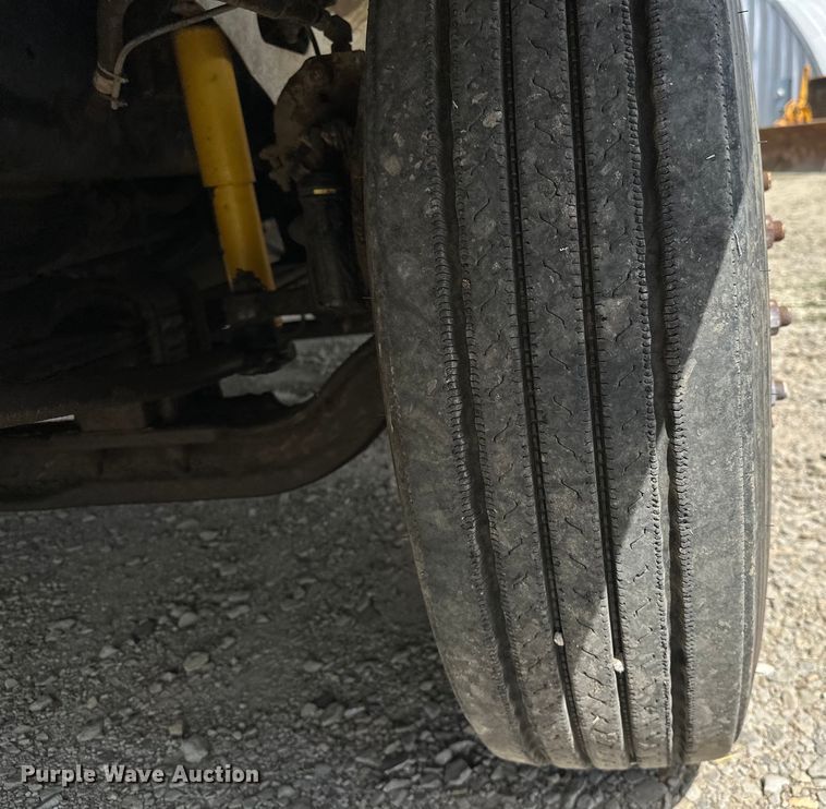 image for item EJ4365 1998 International  9100 flatbed truck