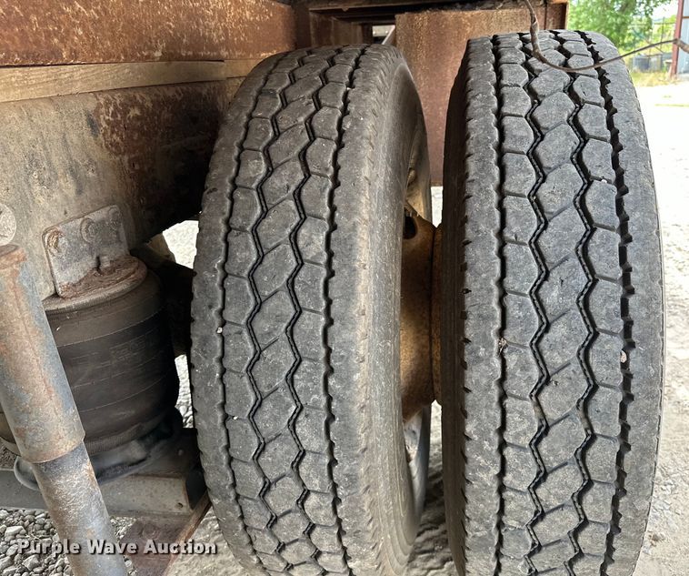 image for item EJ4365 1998 International  9100 flatbed truck