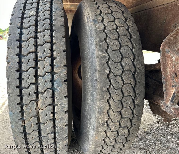 image for item EJ4365 1998 International  9100 flatbed truck