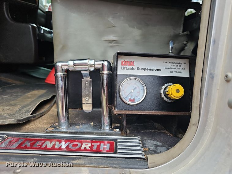 image for item EJ5513 2016 Kenworth  W900 semi truck