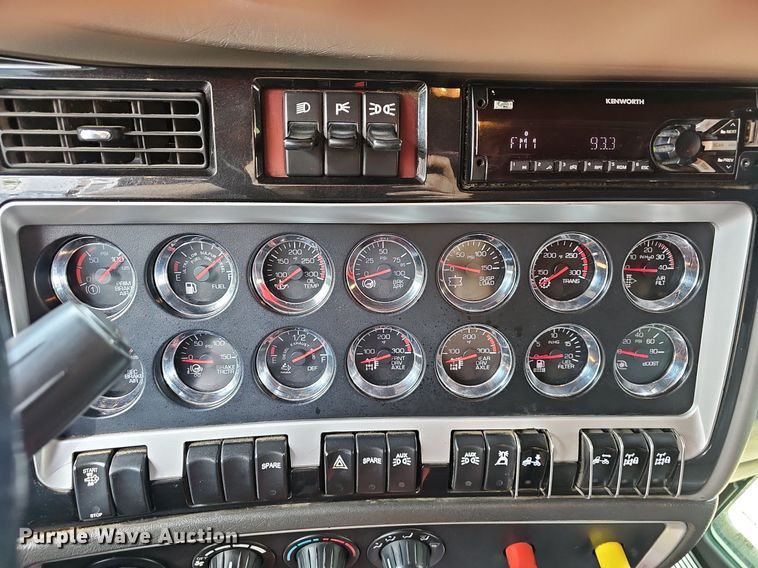 image for item EJ5513 2016 Kenworth  W900 semi truck