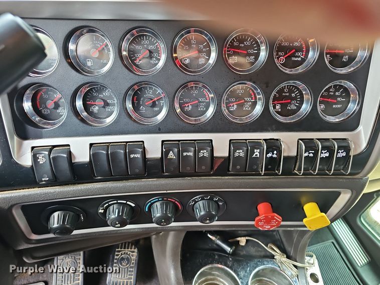 image for item EJ5513 2016 Kenworth  W900 semi truck