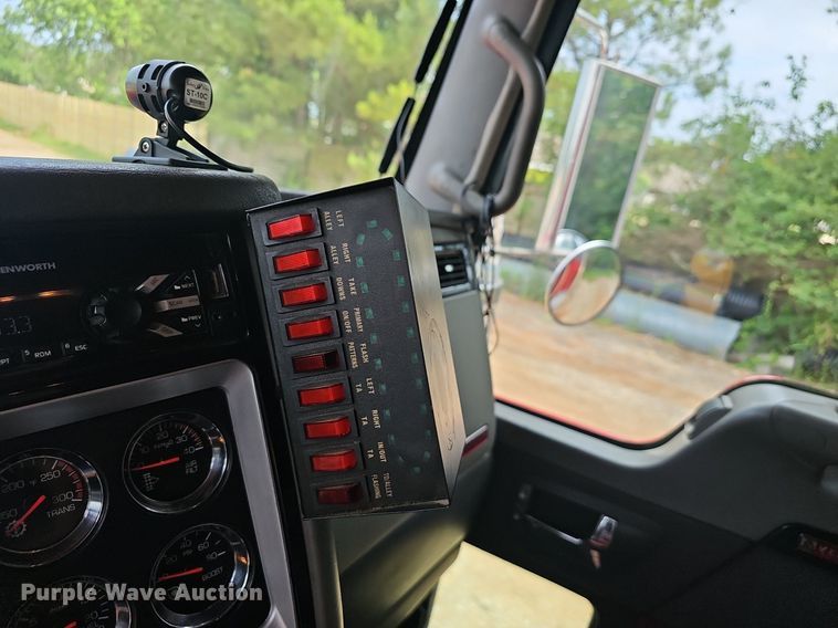 image for item EJ5513 2016 Kenworth  W900 semi truck