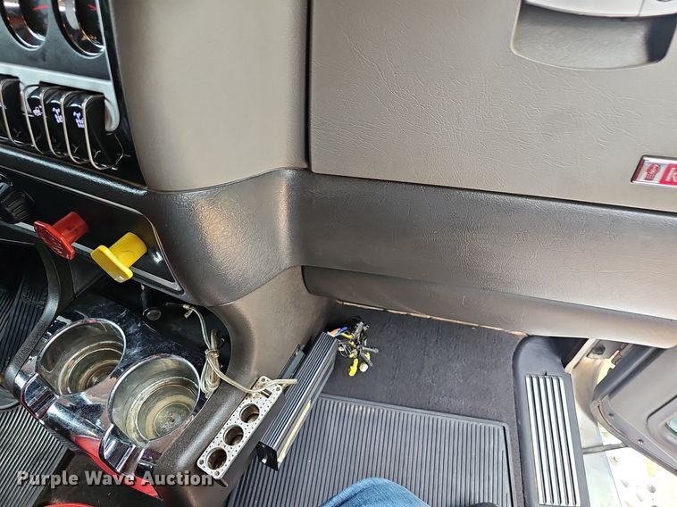 image for item EJ5513 2016 Kenworth  W900 semi truck