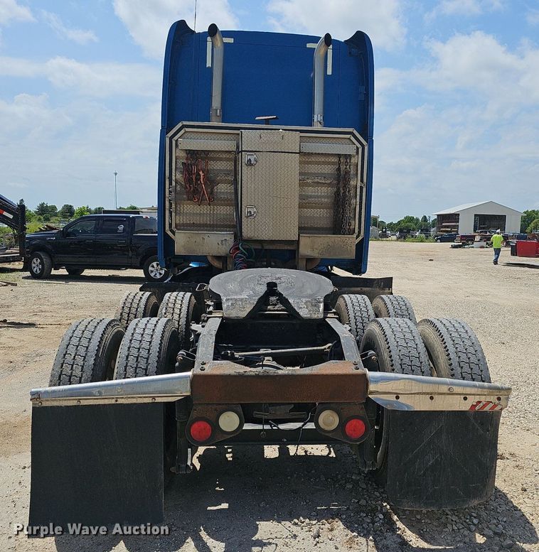 image for item EJ5600 2006 Peterbilt  387 semi truck