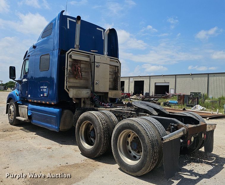 image for item EJ5600 2006 Peterbilt  387 semi truck