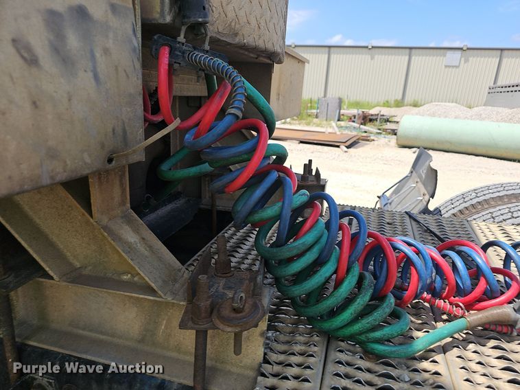 image for item EJ5600 2006 Peterbilt  387 semi truck