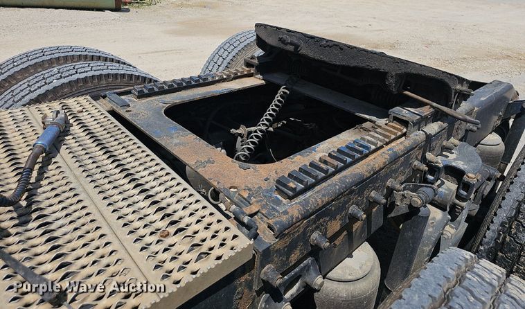 image for item EJ5600 2006 Peterbilt  387 semi truck