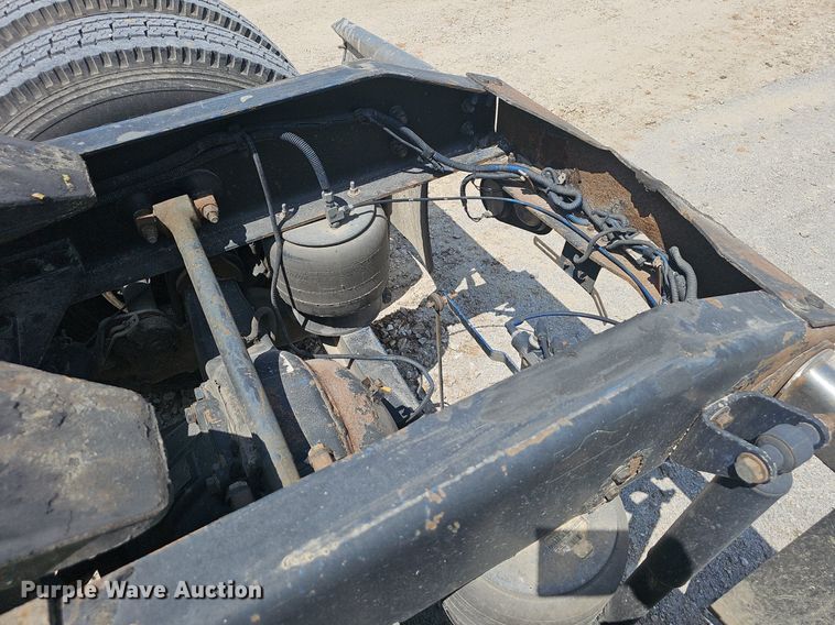 image for item EJ5600 2006 Peterbilt  387 semi truck