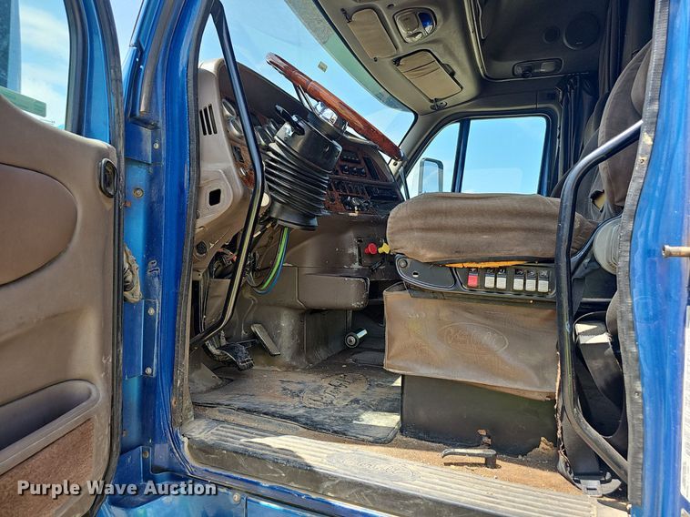 image for item EJ5600 2006 Peterbilt  387 semi truck