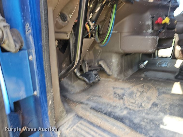 image for item EJ5600 2006 Peterbilt  387 semi truck