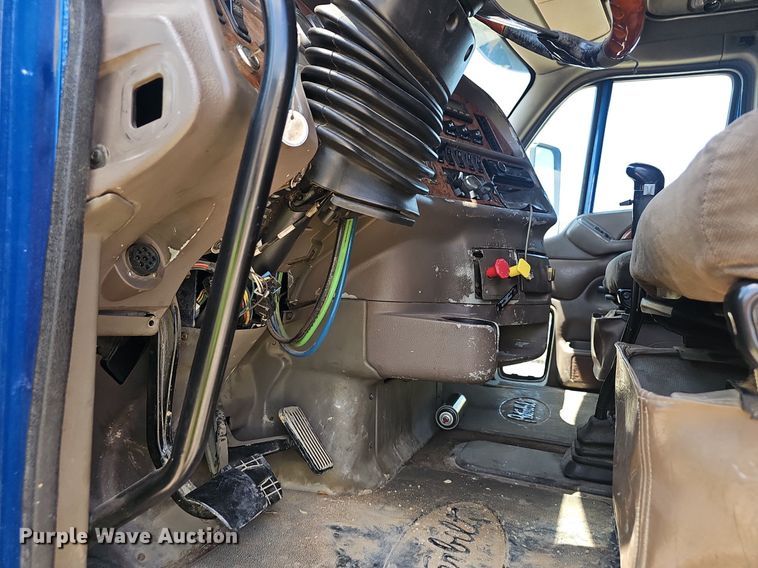 image for item EJ5600 2006 Peterbilt  387 semi truck