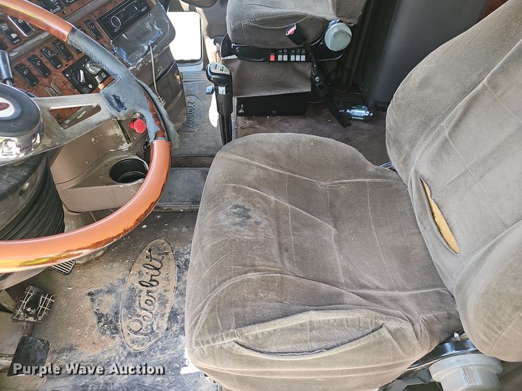 image for item EJ5600 2006 Peterbilt  387 semi truck