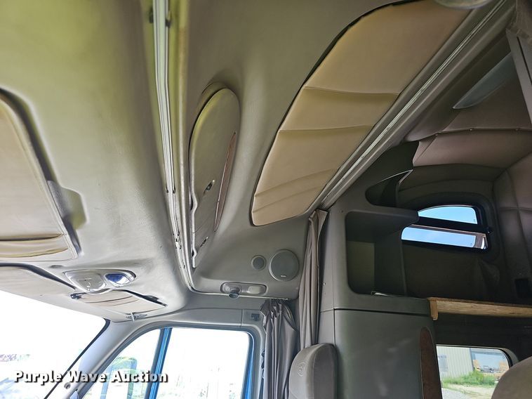 image for item EJ5600 2006 Peterbilt  387 semi truck