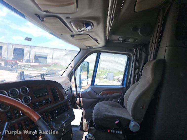 image for item EJ5600 2006 Peterbilt  387 semi truck