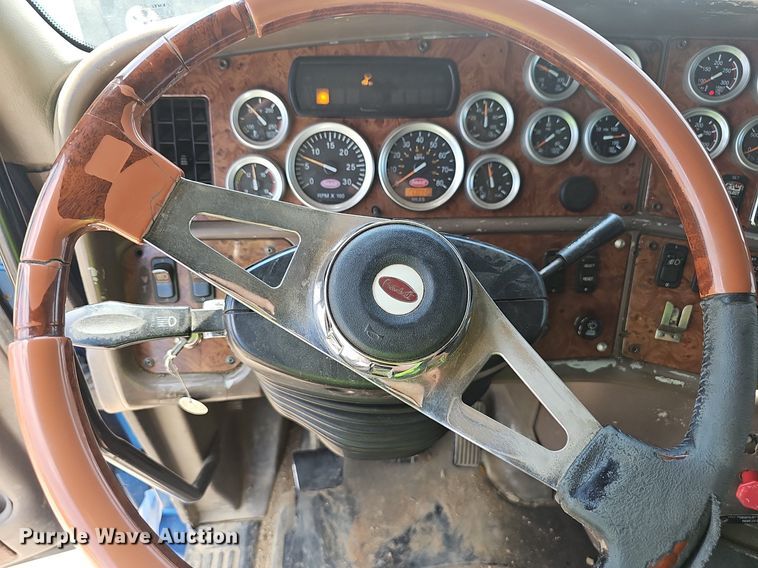 image for item EJ5600 2006 Peterbilt  387 semi truck