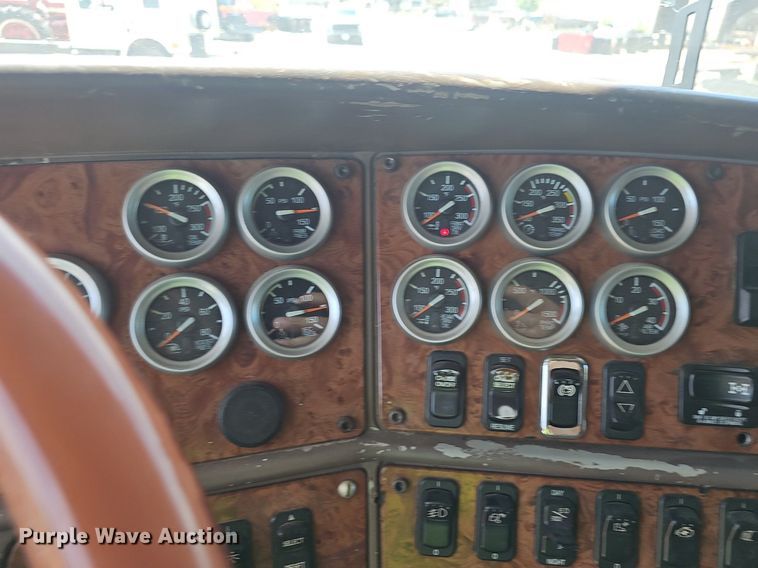 image for item EJ5600 2006 Peterbilt  387 semi truck