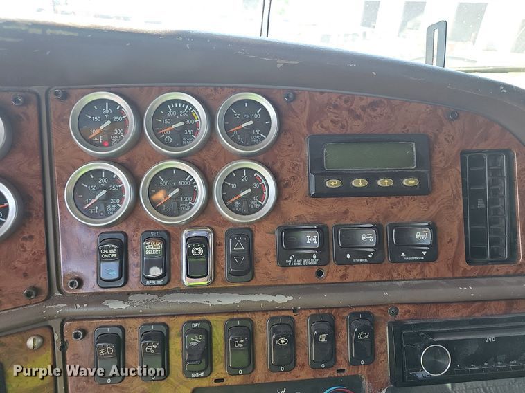 image for item EJ5600 2006 Peterbilt  387 semi truck