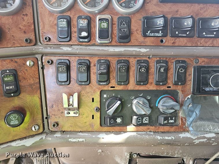 image for item EJ5600 2006 Peterbilt  387 semi truck