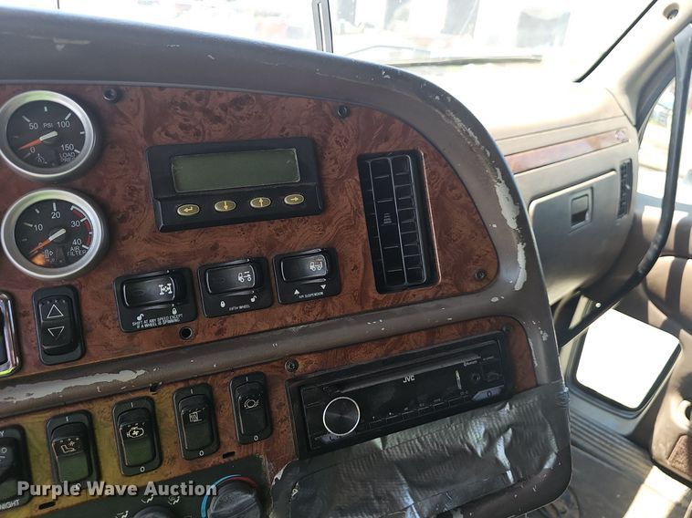 image for item EJ5600 2006 Peterbilt  387 semi truck