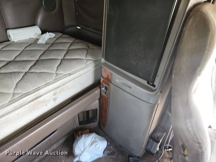 image for item EJ5600 2006 Peterbilt  387 semi truck