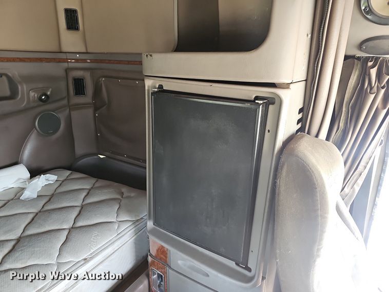 image for item EJ5600 2006 Peterbilt  387 semi truck