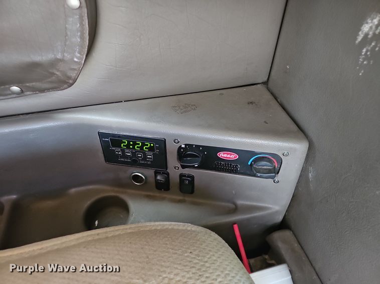 image for item EJ5600 2006 Peterbilt  387 semi truck