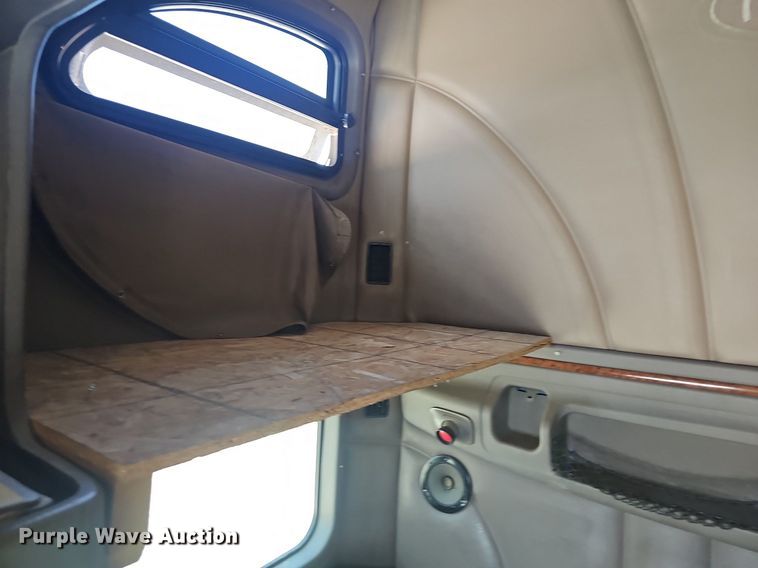 image for item EJ5600 2006 Peterbilt  387 semi truck