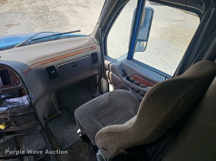 image for item EJ5600 2006 Peterbilt  387 semi truck