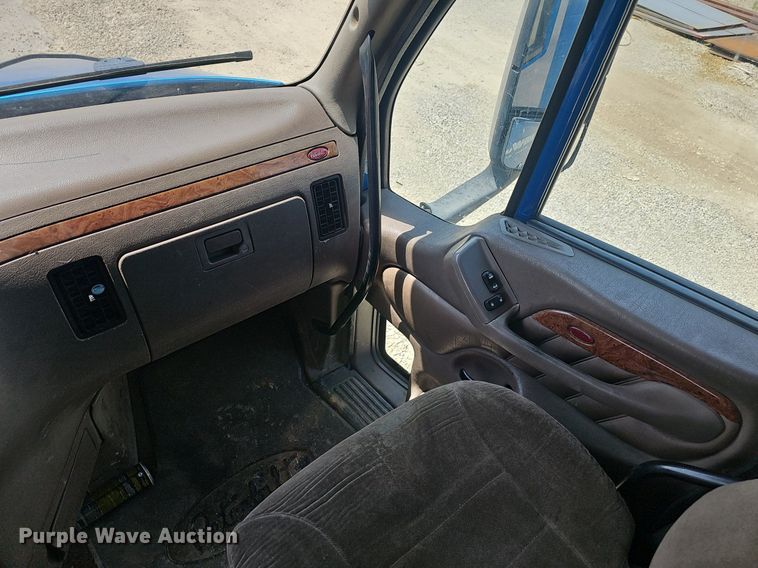 image for item EJ5600 2006 Peterbilt  387 semi truck