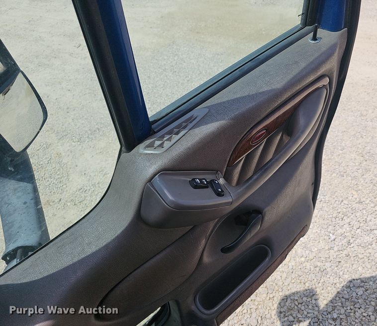 image for item EJ5600 2006 Peterbilt  387 semi truck