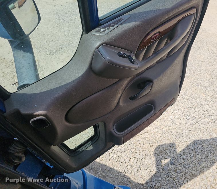 image for item EJ5600 2006 Peterbilt  387 semi truck