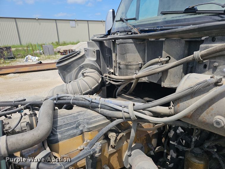 image for item EJ5600 2006 Peterbilt  387 semi truck