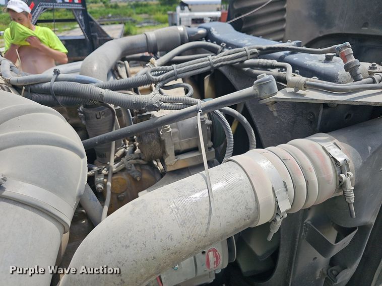 image for item EJ5600 2006 Peterbilt  387 semi truck