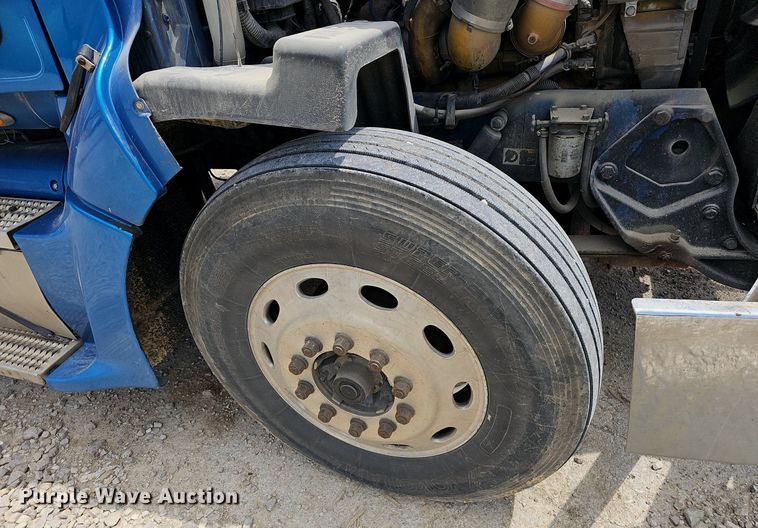 image for item EJ5600 2006 Peterbilt  387 semi truck