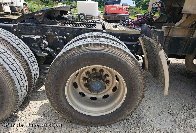 image for item EJ5600 2006 Peterbilt  387 semi truck