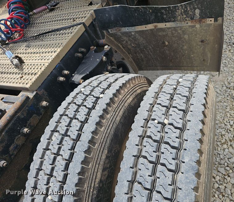 image for item EJ5600 2006 Peterbilt  387 semi truck