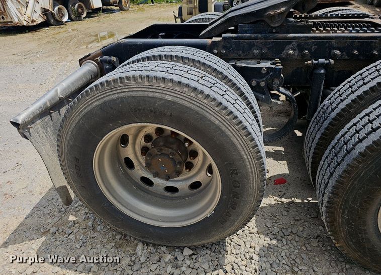 image for item EJ5600 2006 Peterbilt  387 semi truck